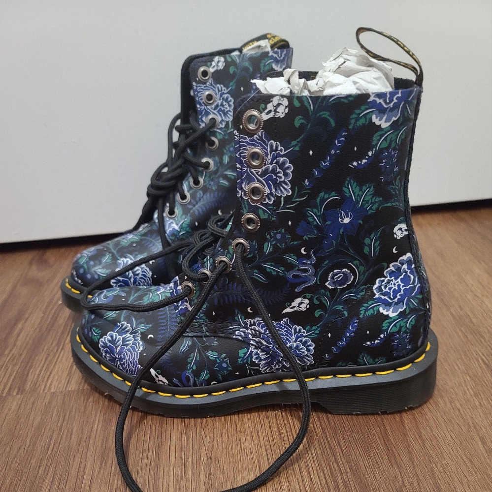 NWOB Doc Martens 1460 Mystic Pascal Boots size 6